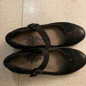 Taos black leather heels 39 8.5